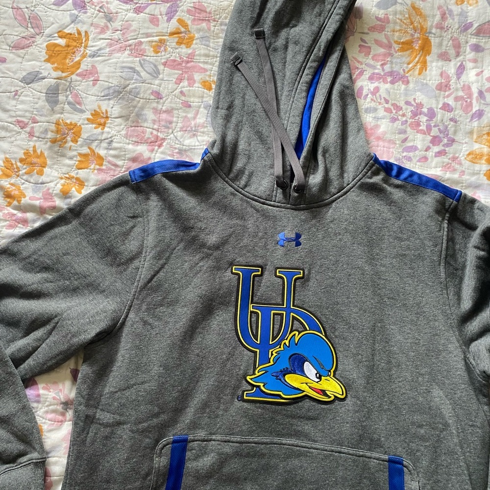 Under Armour Gray Hoodie with Blue and Yellow Logo is in exelent condition